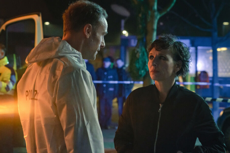 Nina Rubin spricht mit ihrem Kollegen Robert Karow.