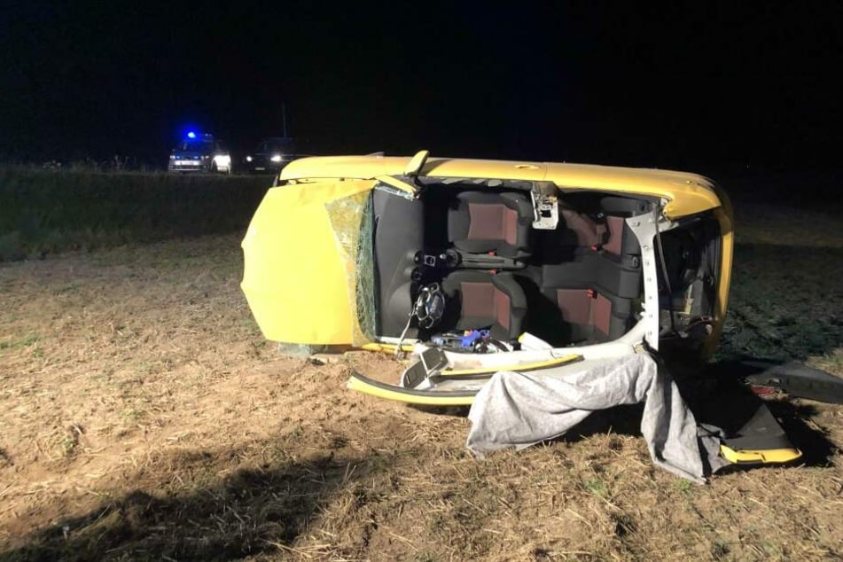 Die Feuerwehr musste das Mädchen aus dem Wagen schneiden.