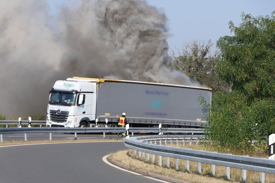 Dichte Rauchwolken stiegen über der A14 auf.