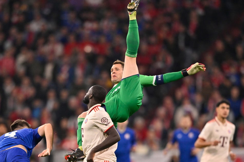 Manuel Neuer (38, oben) war im CL-Duell gegen Dinamo Zagreb unglücklich auf die Hüfte gefallen.