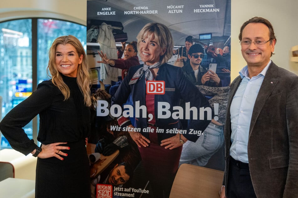 Anke Engelke und Michael Peterson (54), DB Vorstand Personenfernverkehr, stellen die gemeinsame Webserie vor.