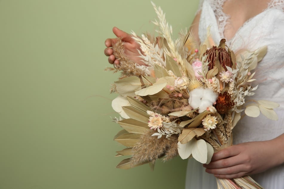 Einen Brautstrauß trocknen und Blumen haltbar machen: So geht's