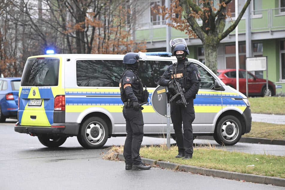 Die Polizei suchte nach einem Mann mit Waffe. Am Ende rückte ein Minderjähriger ins Visier der Fahnder.