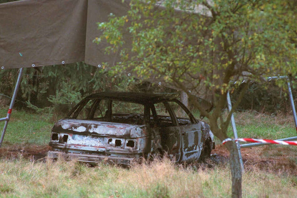 Das völlig ausgebrannte Auto der vermissten Polizisten steht auf einem Waldparkplatz in Stukenbrock.