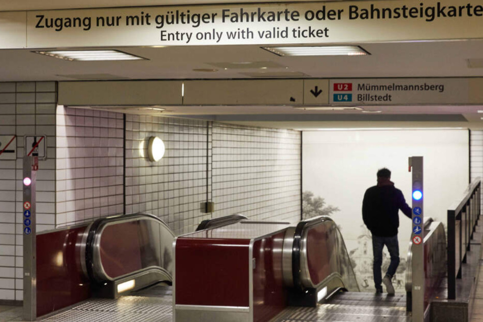 Ein Mann fährt mit der Rolltreppe in eine U-Bahn-Station in Hamburg. Der Nahverkehr ist ein Hauptthema des SPD-Wahlkampfes.