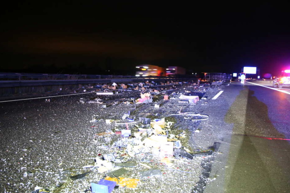 Die Ladung verteilte sich auf der Autobahn.