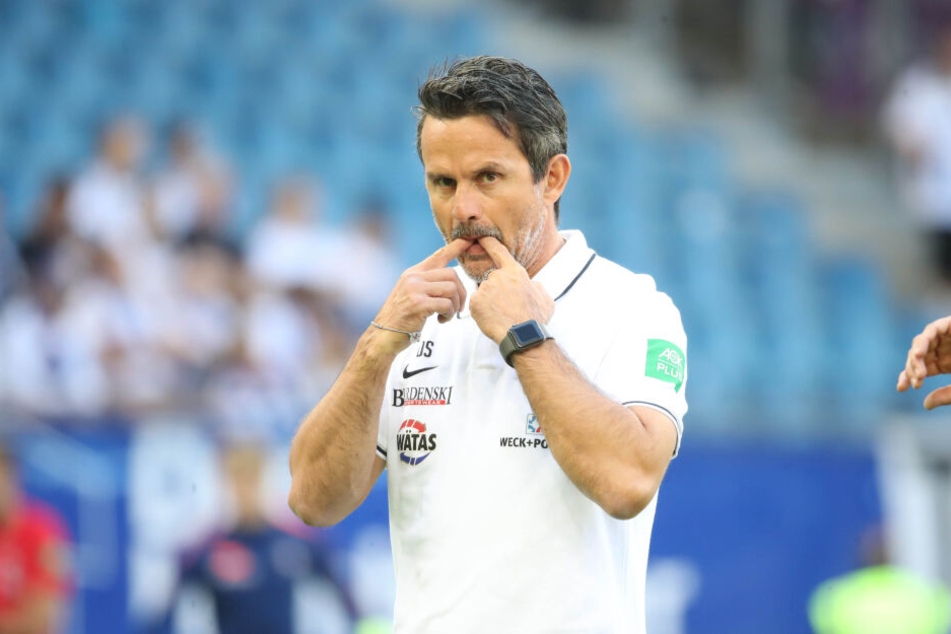 In Karl-Marx-Stadt gebürtig, fleißig, akribisch - Coach Dirk Schuster passt perfekt zum FC Erzgebirge Aue. Er ist ein Verfechter des 4-2-3-1-Systems und hat damit Erfolg.