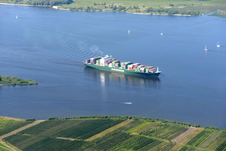 Künftig sollen auch große Containerschiffe die Elbe befahren können.