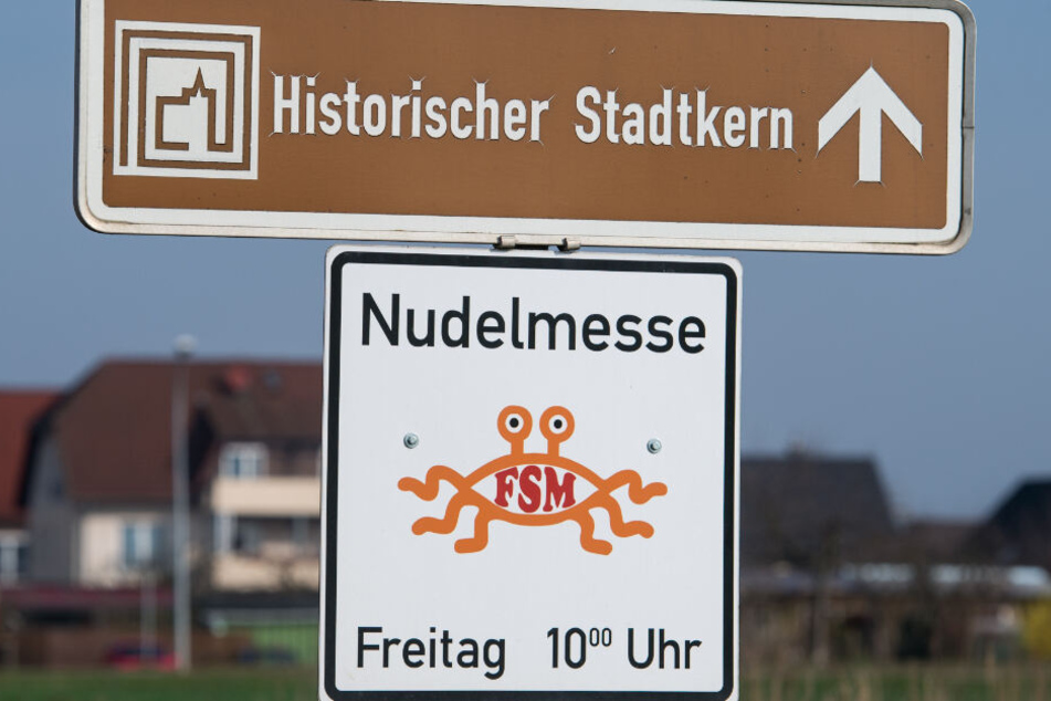 Ein Schild der "Nudelmesse" von der "Kirche der fliegenden Spaghettimonster" ist in Templin (Brandenburg) zu sehen. (Archivbild)