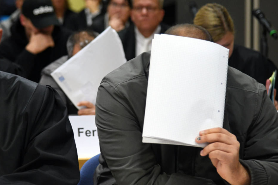 Der Prozess gegen die drei Angeklagten war vom Hauptprozess abgetrennt worden, um die Urteils-Sprüche zu beschleunigen.