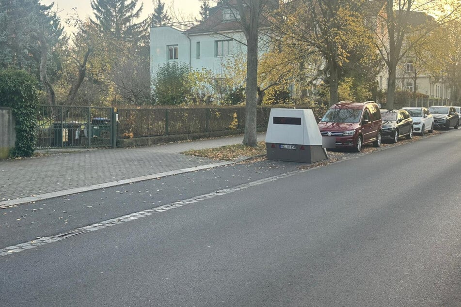Der Blitzeranhänger steht vor diversen geparkten Autos.
