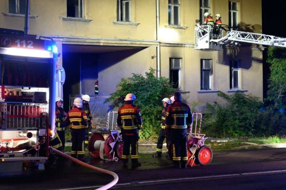 Die Feuerwehrleute bekämpfen das Feuer im Gebäude.