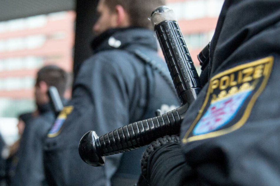 Im Zuge des Polizei-Skandals in Hessen wurden bereits sechs weitere Beamte vom Dienst suspendiert (Symbolbild).