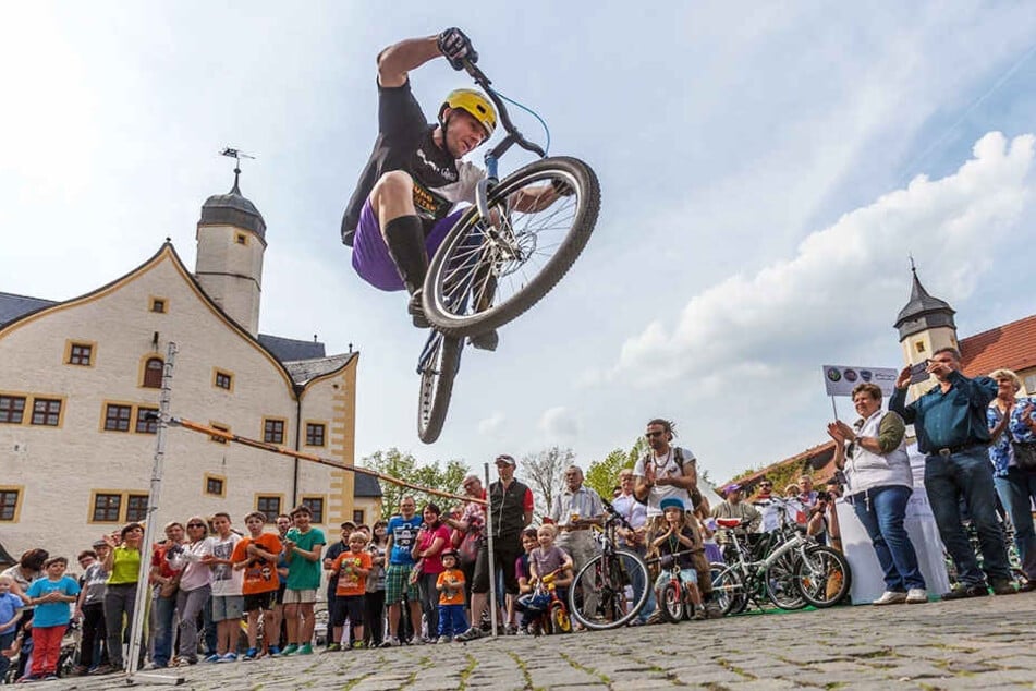 Athletik, Technik und viel Mut: Weltmeister Marco Hösel (37) fliegt mit seinem Fahrrad durch die Luft.