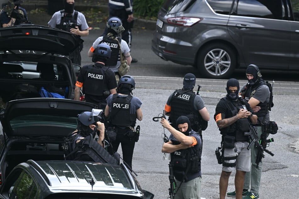 Polizisten mit Spezialausrüstung sicherten am Mittag die Umgebung rund um die Arbeitsagentur.