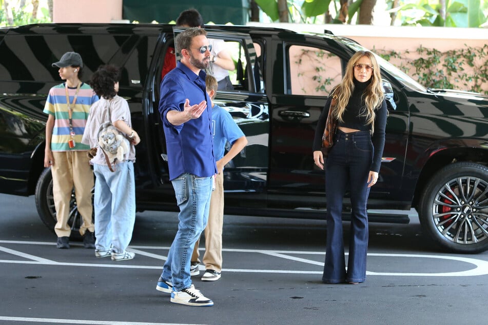 Jennifer Lopez (r.) and Ben Affleck (l.) have raised eyebrows following their cozy reunion.