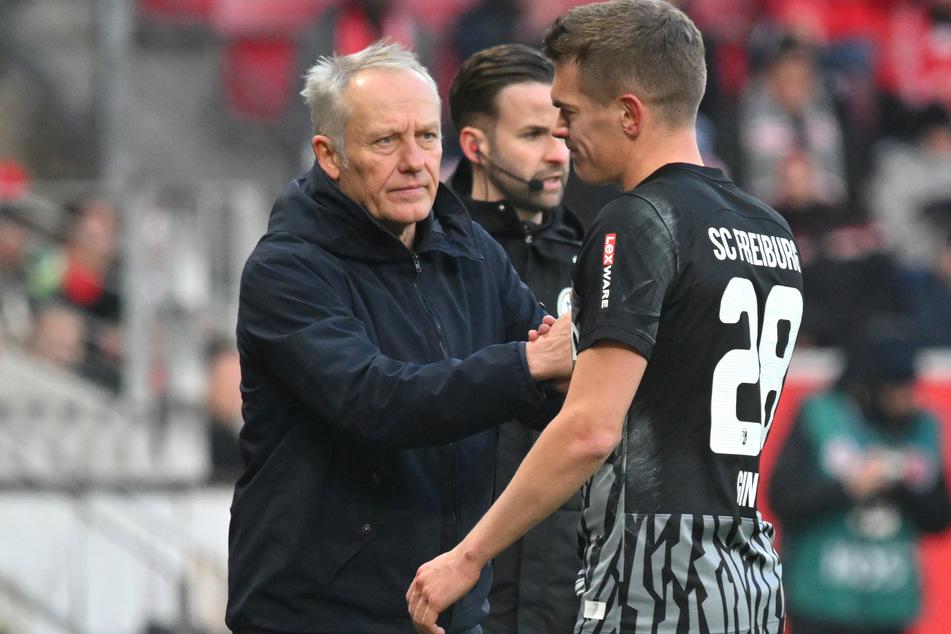 Freiburgs Trainer Christian Streich (58) muss auf seinen Abwehrchef Matthias Ginter (30) verzichten.