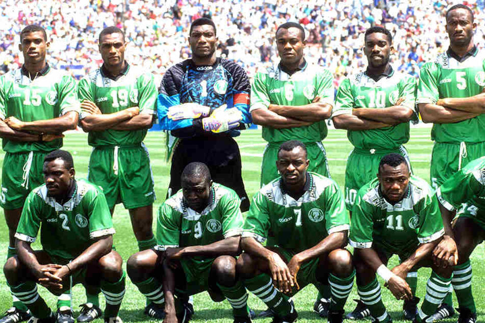Die nigerianische Nationalmannschaft, angeführt von den Bundesliga-Profis Sunday Oliseh (l.o.) und Jay-Jay Okocha (2.v.o.r.).