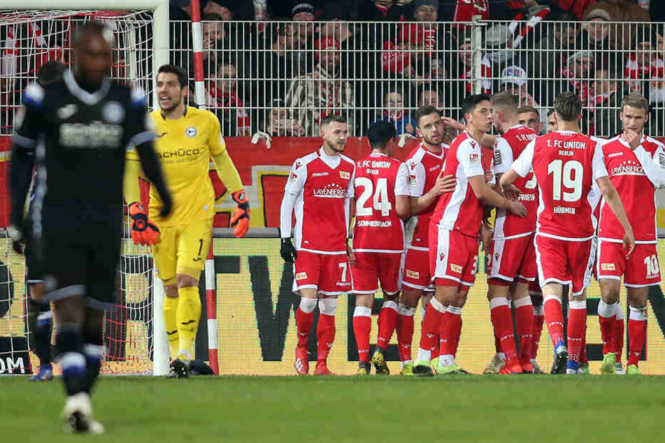 Früh ging der FC Union Berlin in Führung und jubelte. Enttäuschung dagegen bei Reinhold Yabo und Stefan Ortega.