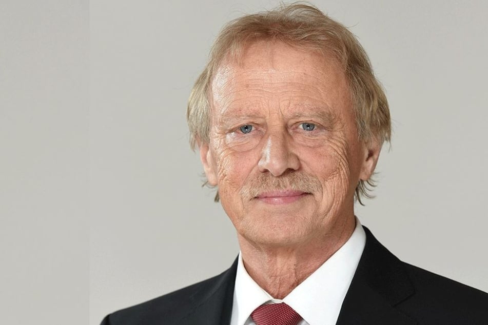 Verkündete in seinem Amtsblatt die Liquidierung des Wahllokals in
Hirschsprung: Altenbergs Bürgermeister Thomas Kirsten (63, Freie Wähler).