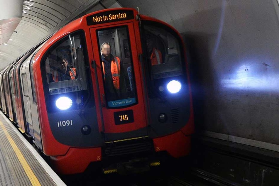 Auf einer Strecke der Londoner U-Bahn lag mehr als 14 Stunden einen menschliche Leiche.
