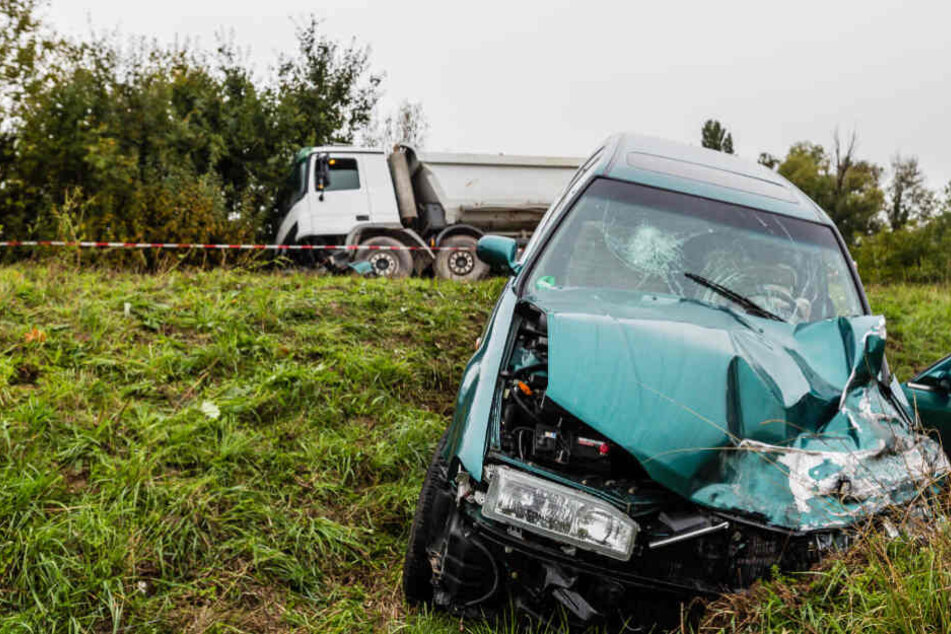 Die Insassen des Autos wurden in dem Fahrzeug eingeklemmt.