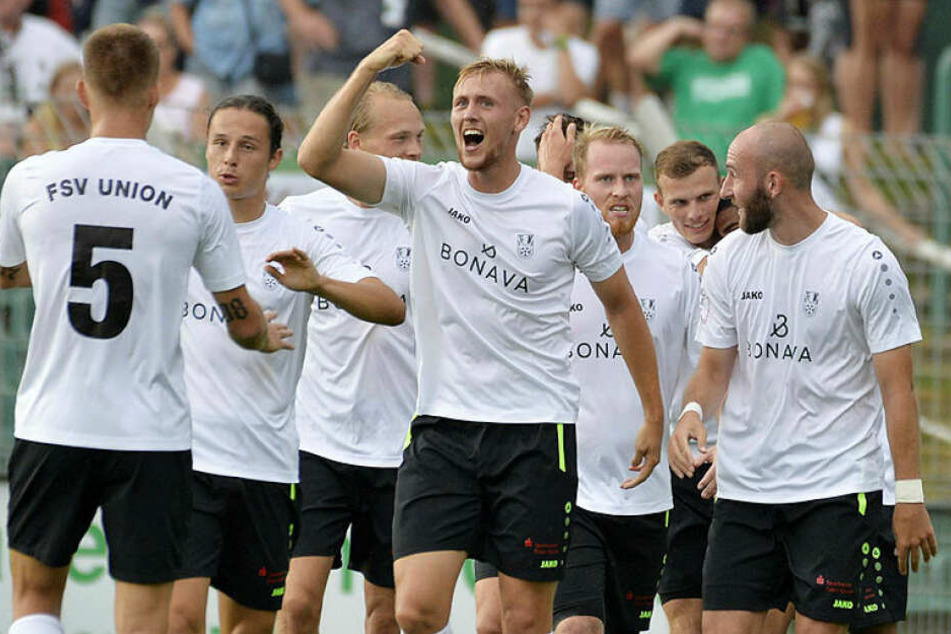 Darryl Geurts (M.) bejubelt seinen Treffer zum 1:0 für Fürstenwalde. Für die Brandeburger folgten drei weitere, Chemie gelang insgesamt nur ein Tor.