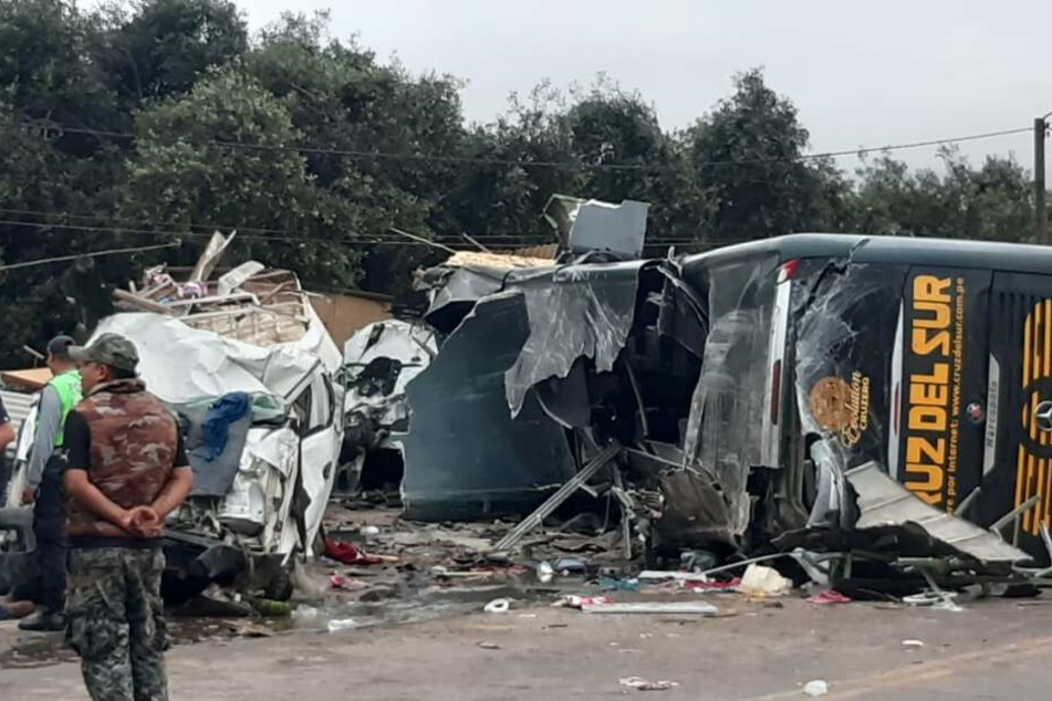 Eine Einheit der Feuerwehr arbeitet an der Stelle eines Busunfalls. Der Bus war unterwegs von der Hauptstadt Lima nach Arequipa.