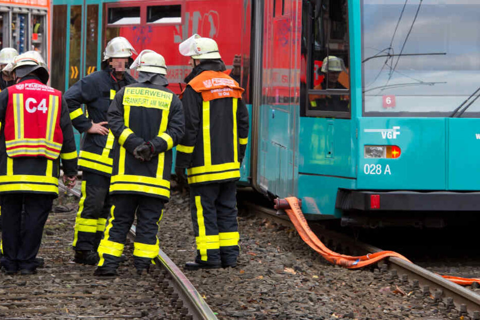 Polizei und Feuerwehr waren mit zahlreichen Einsatzkräften vor Ort (Symbolbild).
