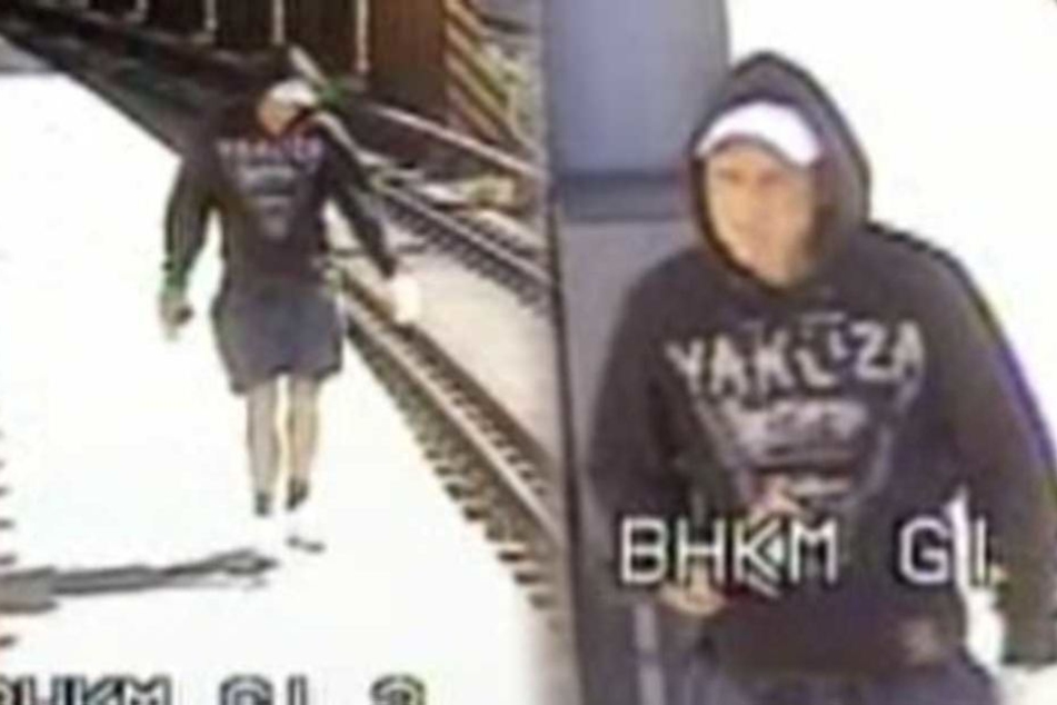 Wer kennt diesen Mann und kann der Polizei Hinweise zu ihm geben?