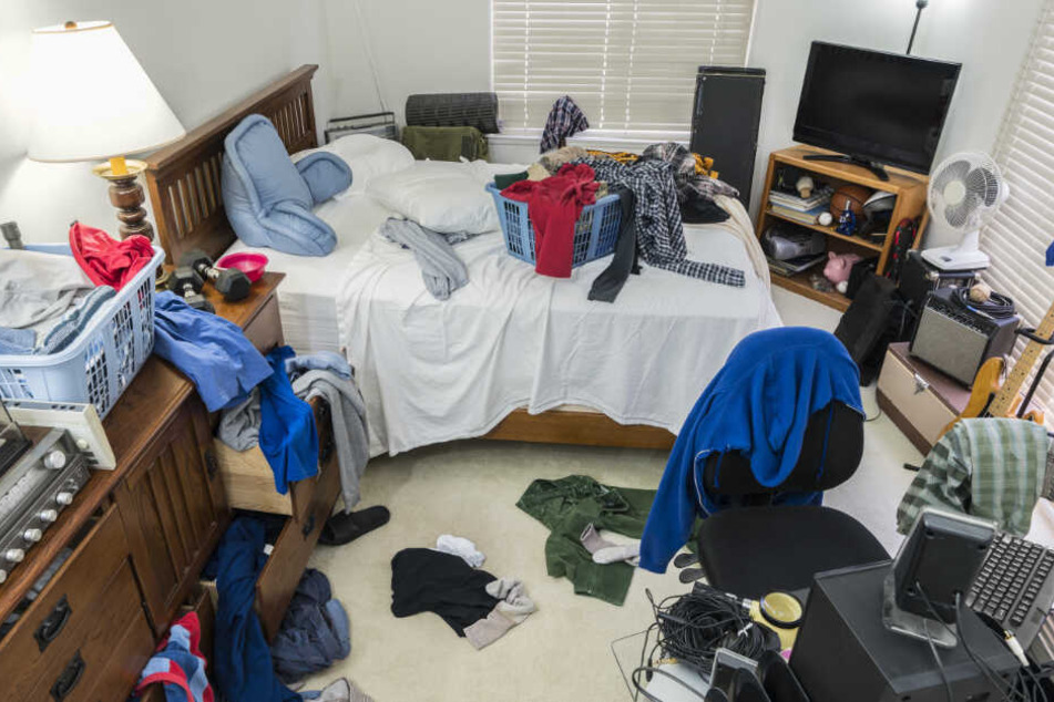 Mehrere Taschen und Koffer mit fremden Kleidern fanden sich in der Wohnung (Symbolfoto).