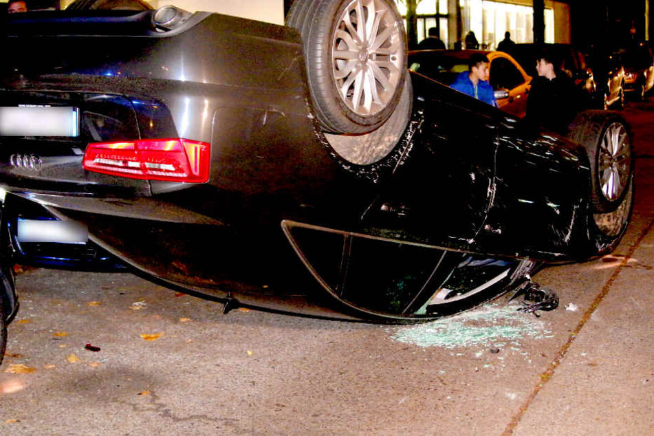 Das Auto musste aufwendig von einem Kran geborgen werden.