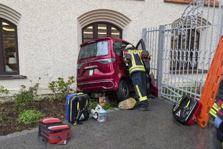 Der Senior krachte bei der ersten Ausfahrt mit seinem neuen Flitzer gegen eine Hauswand.