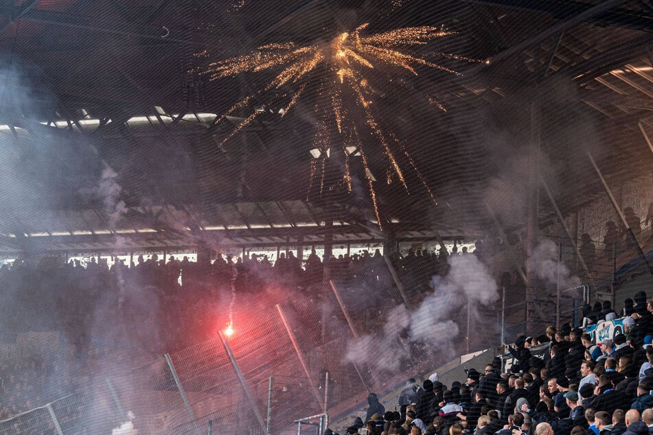 Beim Ost-Duell zwischen Hansa Rostock und Dynamo Dresden flogen zahlreiche Raketen in den Gästeblock und verletzten mehr als 50 Menschen.