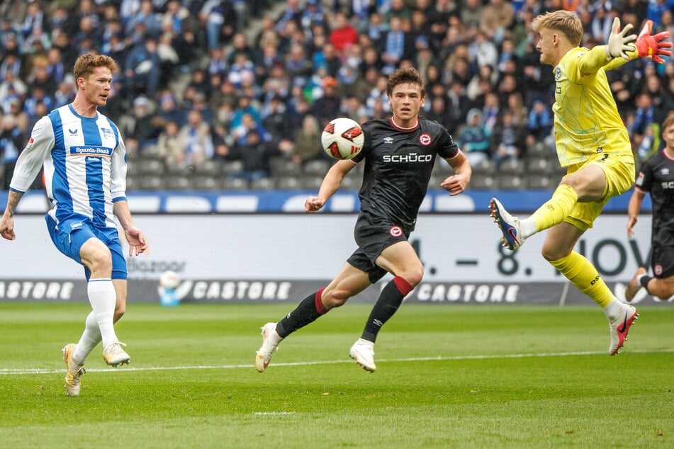 Wieder kein Stürmertor: Sebastian Grönning (29, l.) fehlen nur Zentimeter.
