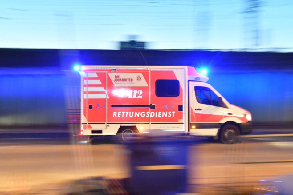 Rettungskräfte versorgten den Mann, der schwer am Hals verletzt wurde. (Symbolbild)