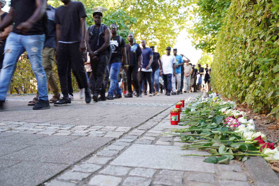 Der Marsch begann an einer Asylunterkunft, entlang des Weges schlossen sich immer mehr Teilnehmer an.