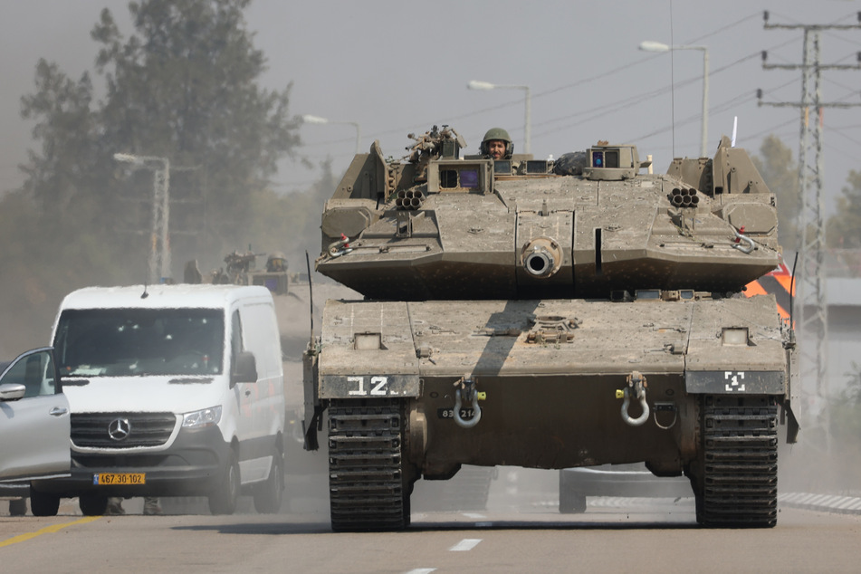 +Ein israelischer Panzer fährt auf einer Straße in Sderot. Am Tag nach dem tödlichen Großangriff der im Gazastreifen herrschenden Hamas auf Israel haben militante Palästinenser ihre Raketenangriffe auf israelische Grenzorte fortgesetzt.