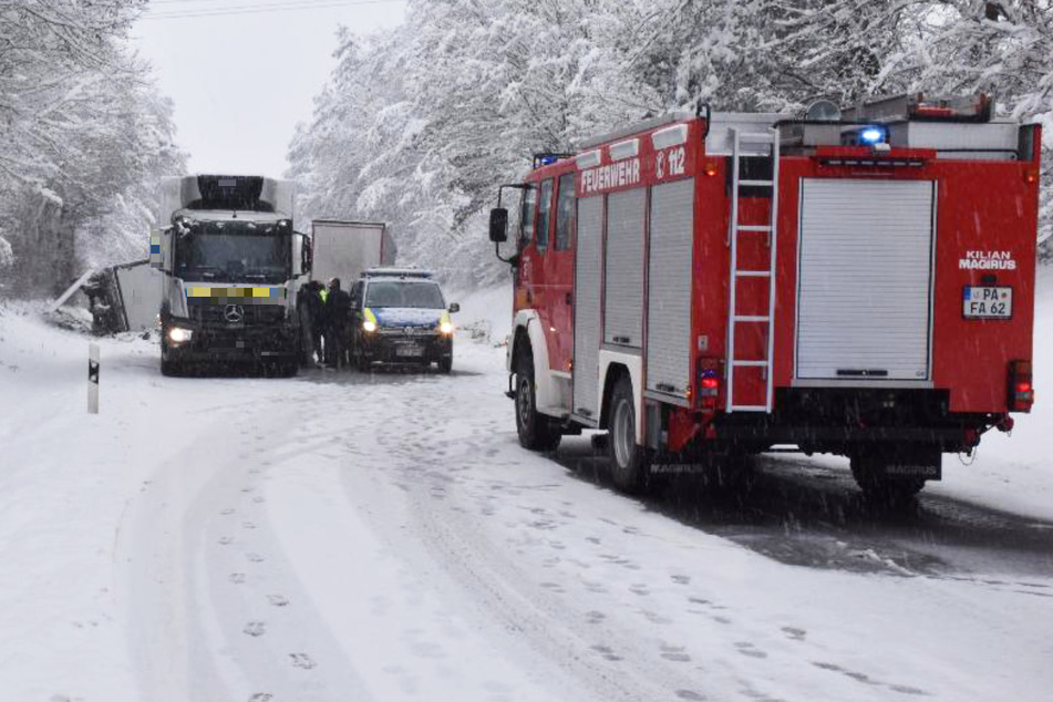 Auch die Feuerwehr war nach dem Unfall im Landkreis Passau mit zahlreichen Kräften vor Ort im Einsatz.