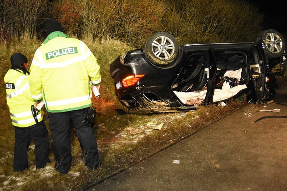 Der Mercedes-Fahrer befreite sich aus seinem Auto und flüchtete zunächst.