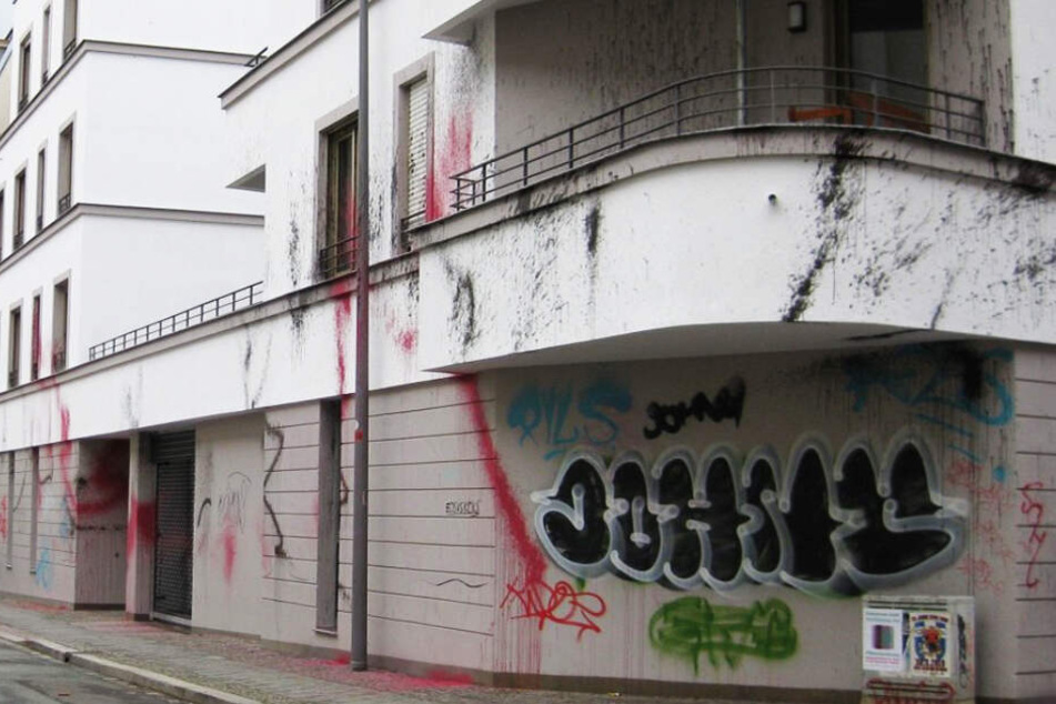 Gleich zweimal wurde die Fassade des Gebäudekomplexes in der Leopoldstraße/Biedermannstraße beschädigt.