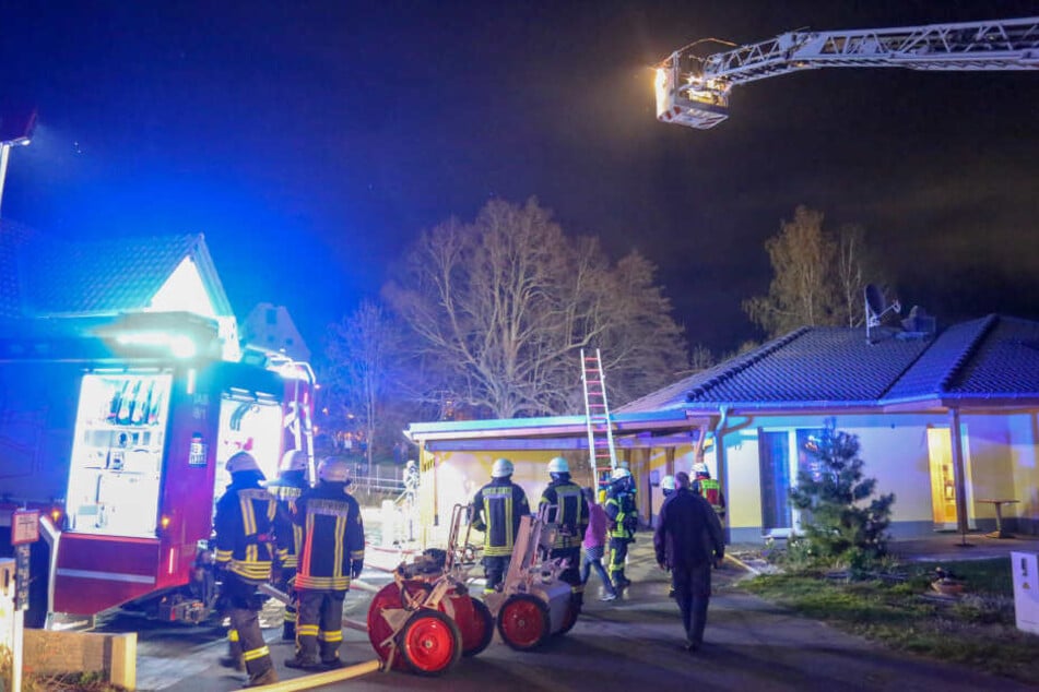 Die Feuerwehr konnte ein Übergreifen des Feuers auf das Wohnhaus verhindern.