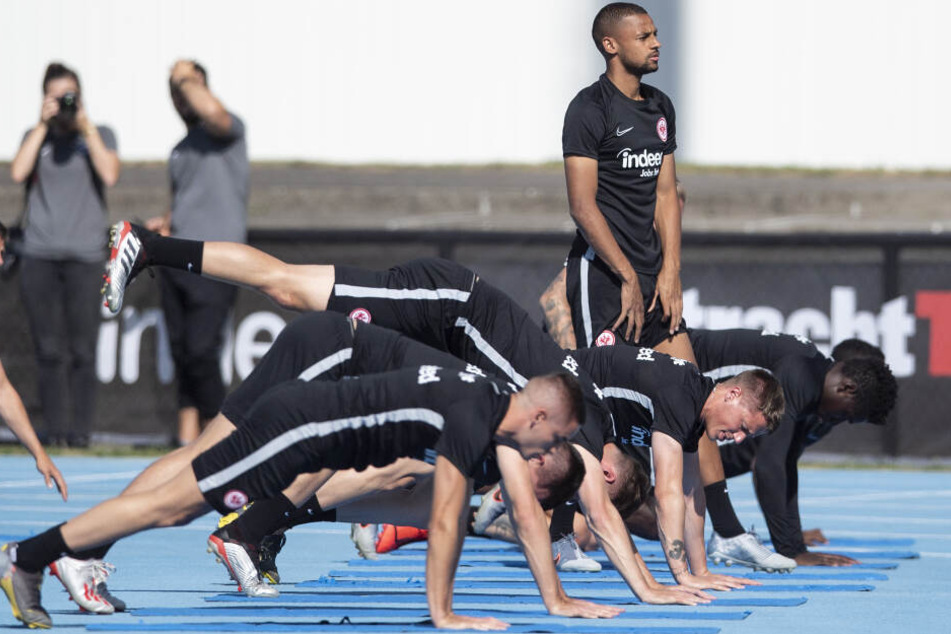 Djibril Sow (stehend) beim Training mit seinen neuen Mannschaftskollegen. Zur Zeit befindet sich Eintracht Frankfurt im Trainingslager im schweizerischen Thun.