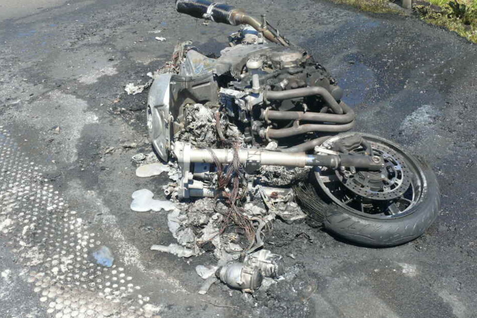 Auf der A14 ist es am Sonntag zu einem schweren Unfall gekommen. Dabei wurde ein Motorradfahrer schwer verletzt. Seine Maschine brannte vollständig aus.