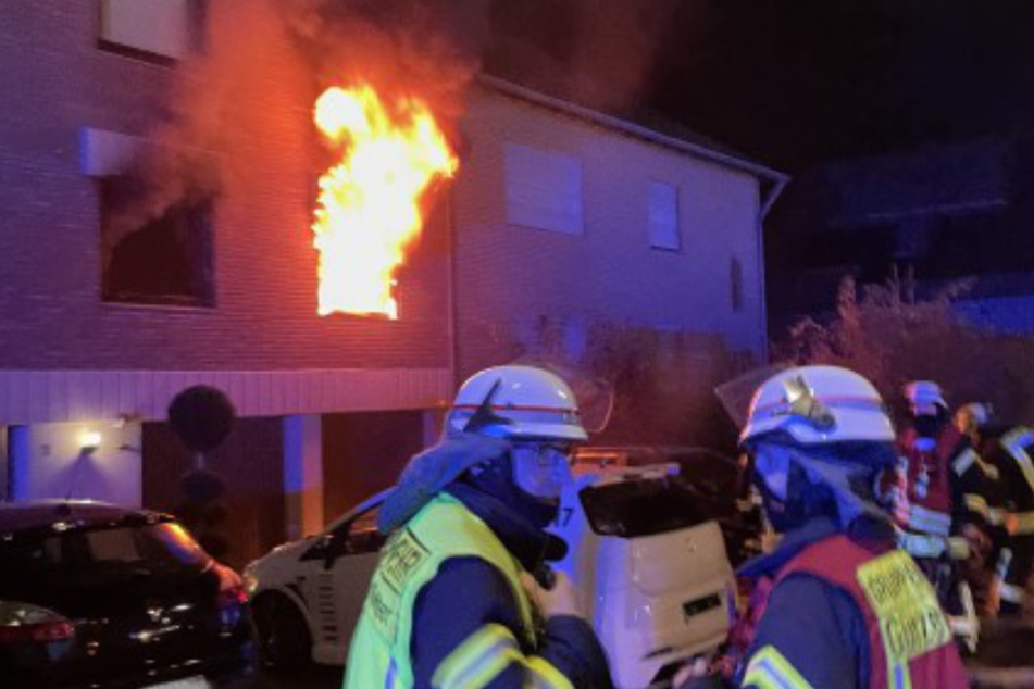 Die Feuerwehr Düren hat am Freitagabend einen Brand in einem Mehrfamilienhaus im Ortsteil Birgel gelöscht. Mehrere Menschen mussten vor den Flammen gerettet werden.