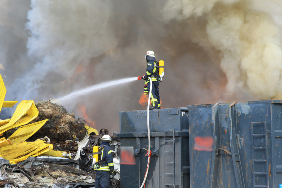 Die Feuerwehr löscht die Flammen.