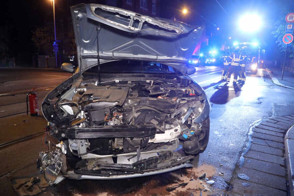 Durch den Zusammenstoß wurden beide Wagen extrem beschädigt.