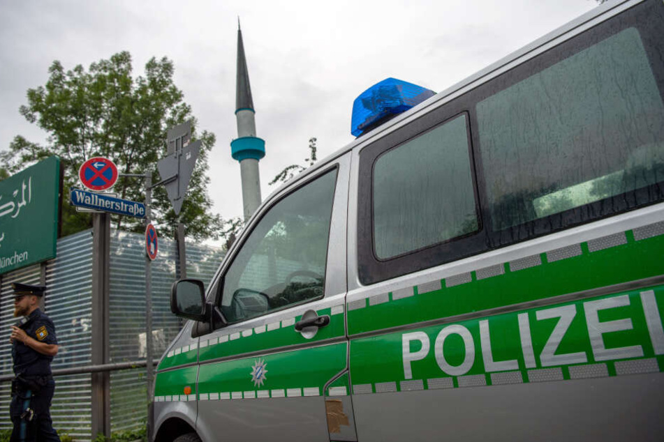 Ein Polizist steht vor dem Islamischen Zentrum München. Wegen Drohungen hat die Münchner Polizei zwei Moscheen räumen lassen. (Archivbild)