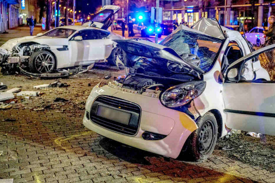 Die beiden Insassen des Kleinwagens (rechts im Bild) starben bei dem Unfall.