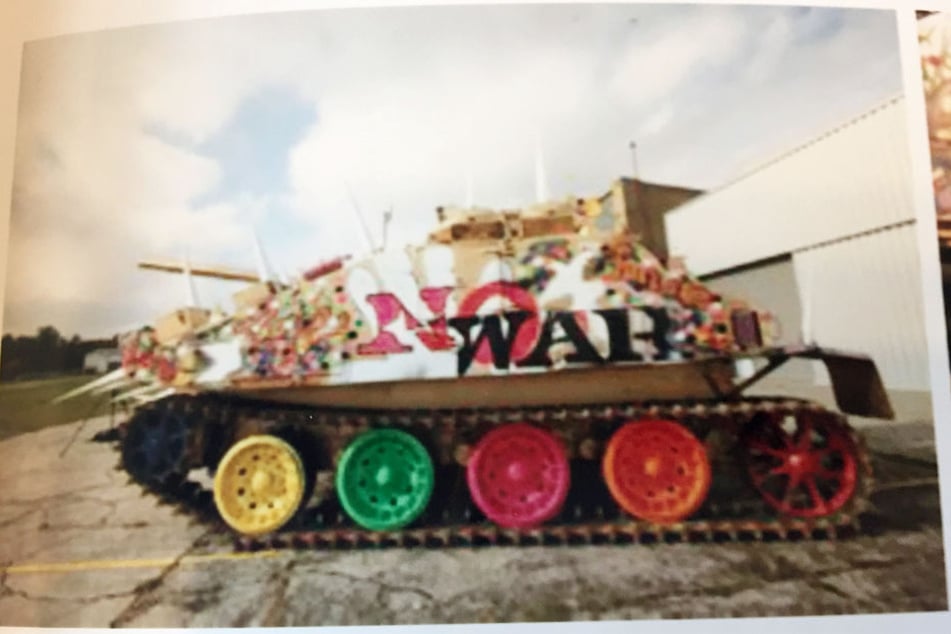 Das aus den Prozess-Akten mit Erlaubnis des Amtsgerichtes Bensheim abfotografierte Bild zeigt einen vom Designer Harald Glööckler für ein Kunstprojekt bunt bemalten Panzer.
